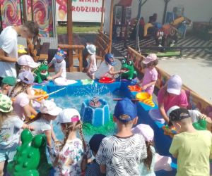 Dzieci łowią rybki w fontannie