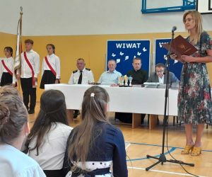 Dyrektor szkoły wygłasza przemówienie