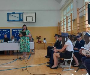 Przedstawicielka oddziałowej rady rodziców klasy ósmej wygłasza przemowę