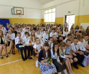 Uczniowie i rodzice zgromadzeni na uroczystości