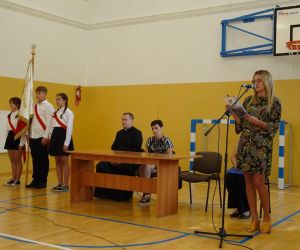 Dyrektor, zaproszeni goście i poczet sztandarowy