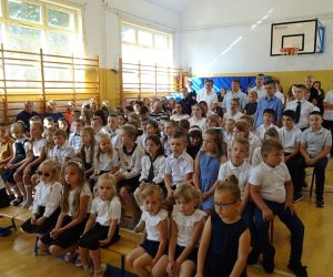 Uczniowie, rodzice i nauczyciele podczas uroczystości