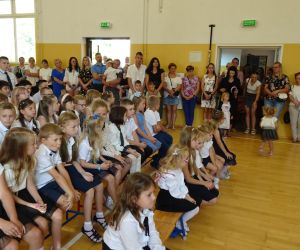 Uczniowie i rodzice podczas uroczystości