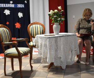 Na zdjęciu widoczna jest kobieta czytająca tekst.