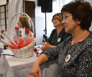 Na zdjęciu widoczne są trzy kobiety.