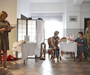 Na zdjęciu widoczne są trzy kobiety.