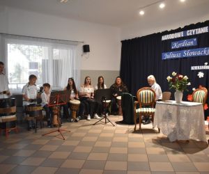 Na zdjęciu widoczna jest grupa osób.