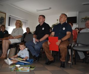 Na zdjęciu widoczna jest grupa osób.