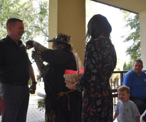 Na zdjęciu widoczne są cztery dorosłe osoby i dziecko.