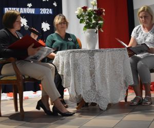  Na zdjęciu widoczne są trzy kobiety czytające tekst.