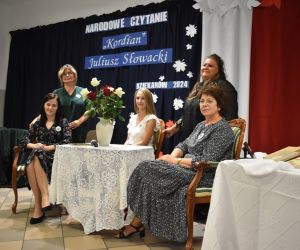 Na zdjęciu widocznych jest pięć kobiet pozujących do zdjęcia.