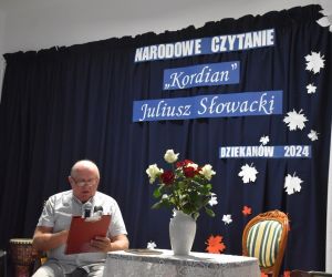 Na zdjęciu widoczny jest mężczyzna czytający tekst.