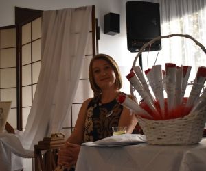 Na zdjęciu widoczna jest kobieta.