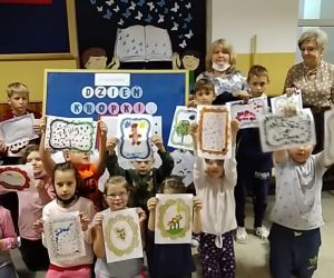 Wychowawczynie klas 1-3 z uczniami stoją na korytarzu, uczniowie trzymają prace wykonane z okazji Dnia Kropki.