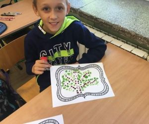 Uczeń wykonuje pracę z okazji Dnia Kropki.