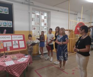 Pani bibliotekarka i Pani Dyrektor rozpoczynają Narodowe Czytanie