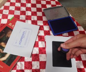 Uczniowie używają okolicznościowej pieczęci