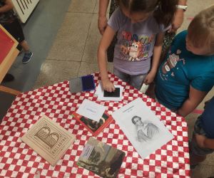 Uczniowie pieczętują karteczki