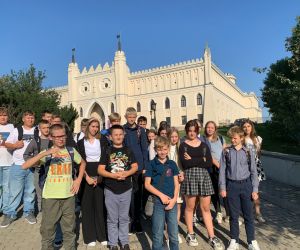 Grupa uczniów na tle zamku lubelskiego