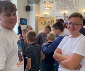 Dwaj uczniowie na pierwszym planie, w tle grupa