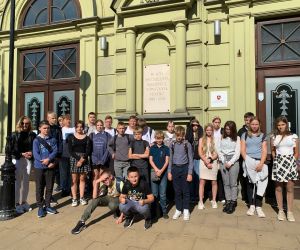 Grupa uczniów przed budynkiem teatru