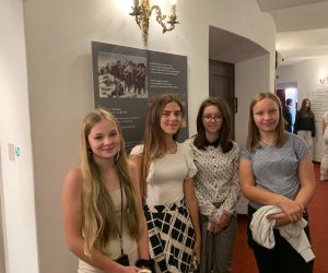 Grupka uczennic na korytarzu