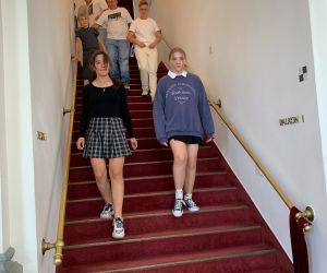 Uczniowie schodzący po schodach w holu teatru