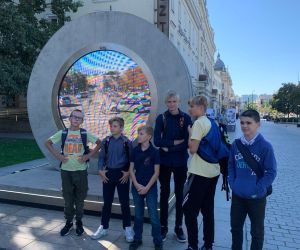 Grupa uczniów na tle „Oka portalu” na Krakowskim Przedmieściu w Lublinie