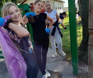 Grupa uczennic z workiem na śmieci