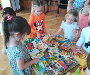 Przedszkolaki wypożyczają książki