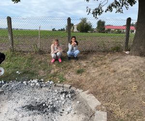 Uczennice jedzą pieczone ziemniaki