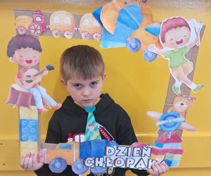 Chłopiec trzyma kolorową ramkę.