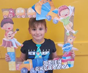 Chłopiec trzyma kolorową ramkę.