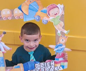 Chłopiec trzyma kolorową ramkę.