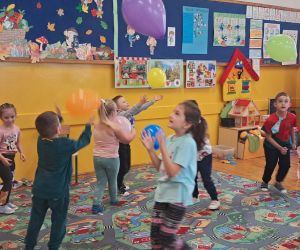 Dzieci biorą udział w zabawie tanecznej.