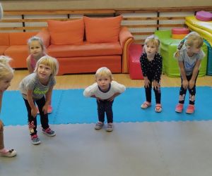 Przedszkolaki bawią się przy muzyce