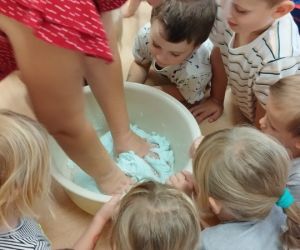 Przedszkolaki z wychowawczynią przygotowują masę plastyczną