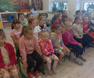 Uczniowie oglądają teatrzyk