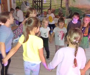 Uczniowie klas 1-3 podczas dyskoteki