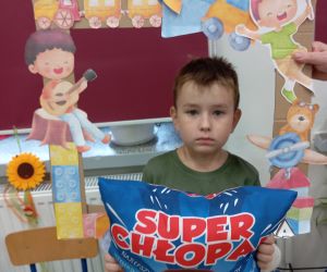 Uczeń z fotoramką super chłopak