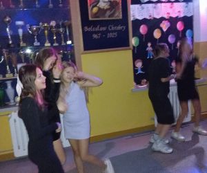 Uczennice klas 4-8 na wieczornej dyskotece