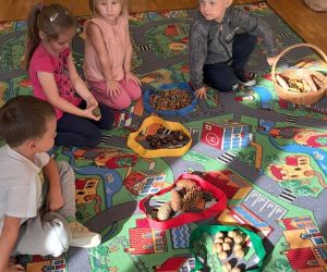 Dzieci uczestniczą w jesiennych zajęciach.