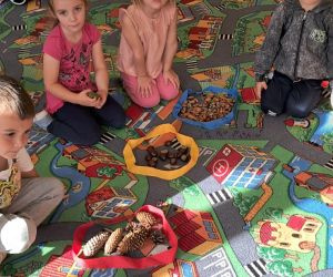 Dzieci uczestniczą w jesiennych zajęciach.