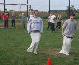 Uczniowie skaczący w workach