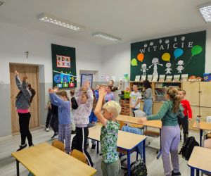 Uczniowie ruchem odpowiadają na pytania z edukacji polonistycznej 