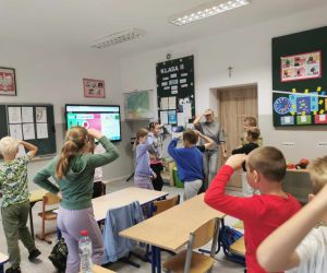 Uczniowie ruchem odpowiadają na pytania z edukacji matematycznej