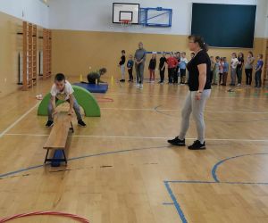 Uczniowie pokonują tor przeszkód