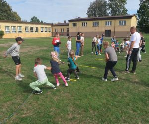 Przedszkolaki przeciągający linę