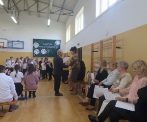 Pan dyrektor Robert Kryszczuk składa życzenia i podziękowania nauczycielom