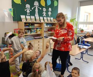 Pani rozdaje karty pracy uczniom związane z tematem pogadanki